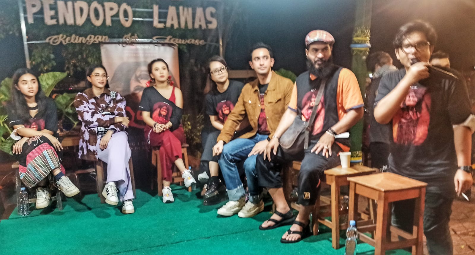 PEREMPUAN PEMBERANI: Para pemeran Film Qorin saat meet and greet di Pendopo Lawas, Alun-Alun Utara Jogja, pada Minggu, 4 Desember 2022, malam. (IWA IKHWANUDIN/RADAR JOGJA)
