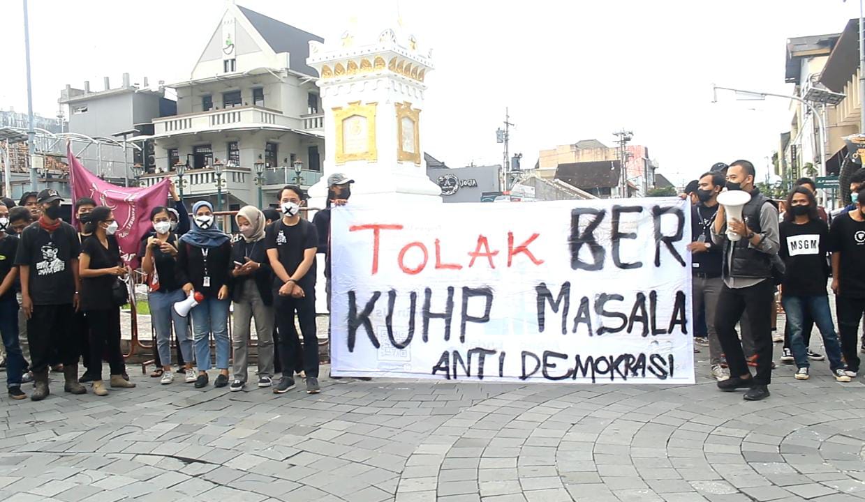 SUARA RAKYAT : Aksi unjuk rasa penolakan pengesahan RUU KUHP di Tugu Jogjakarta, Selasa (6/12). (ANNISSA KARIN/RADAR JOGJA)