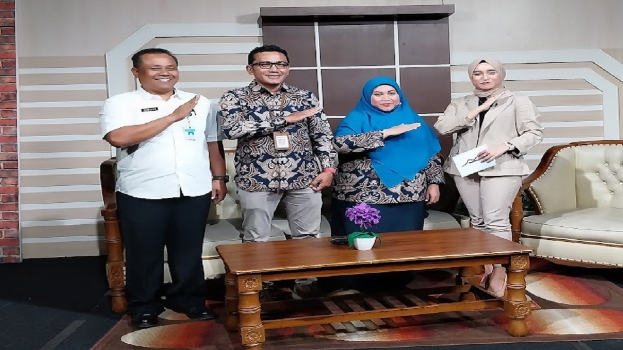 ON AIR: Sekretaris Unit Penelitian dan Pendampingan Masyarakat, Polbangtan YoMa Wida Wahidah Mubarokah (dua dari kanan) saat siaran Dialog Khusus di Temanggung TV (08/12/2022). (POLBANGTAN YOMA)