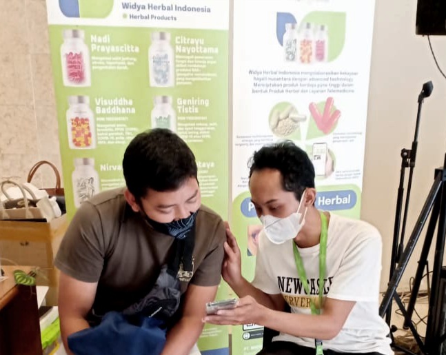 SEHAT : Pesera Malioboro Fun Run  BPD 2022 memeriksakan kesehatannya di fasilitas Telemdicine miik Widya Herbal Indonesia. (ISTIMWA)