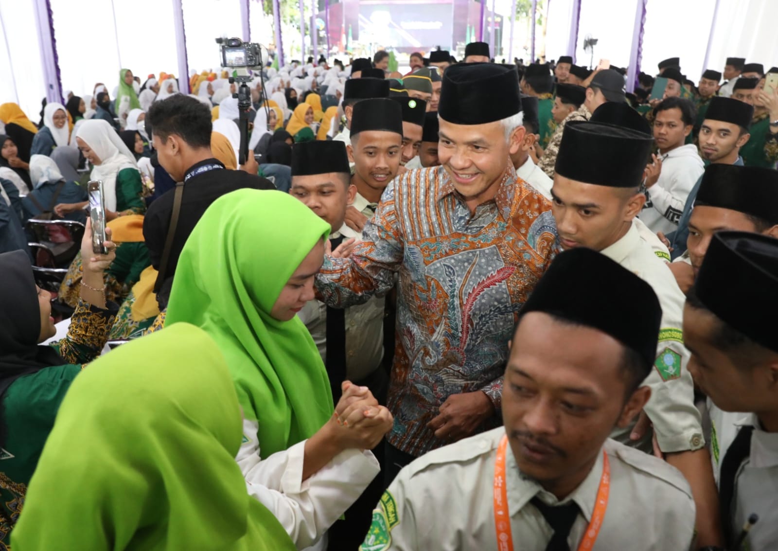 DEKAT : Gubernur Jateng Ganjar Pranowo menghadiri Konferwil Jateng IPNU XVII dan IPPNU XVI di Pondok Pesantren API Syubbanul Wathon, Secang, Magelang, Jateng, Jumat (16/12). (PEMPROV JATENG for RADAR JOGJA)