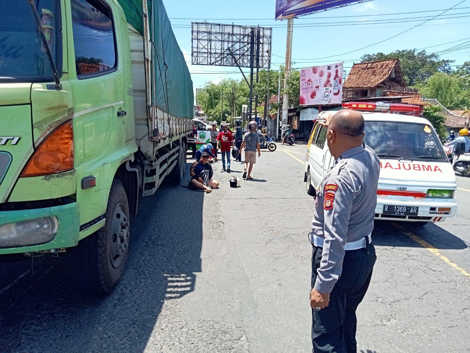 KECELAKAAN : Anggota Polisi Polresta Sleman tengah membantu proses evakuai korban kecelakaan di simpaangempat Pelem Guruh Gamping, Sleman, Selasa (20/12). (POLRESTA SLEMAN for RADAR JOGJA)