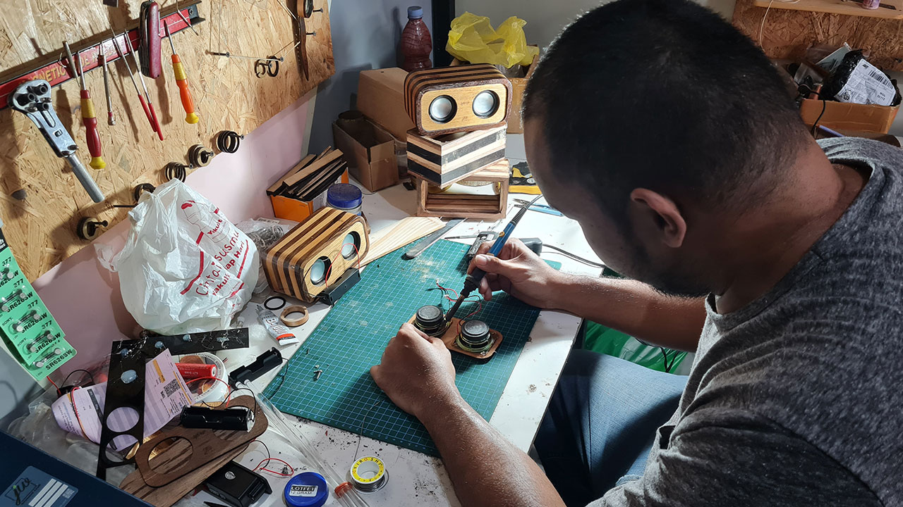 KREATIF: Erga Anggoro memanfaatkan limbah kayu pabrik untuk membuat berbagai macam kerajinan bernilai jual tinggi. Seperti speaker bluetooth, kacamata, jam tangan, dan lain-lain.(Naila Nihayah/Radar Jogja)