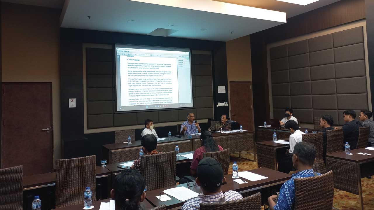 SAMAKAN PERSEPSI: Dari kiri, Ketua Pepadi DIJ Ki Edy Suwondo, praktisi pedalangan yang juga dosen Fakultas Bahasa dan Seni UNY Purwadi dan Sekretaris Pepadi DIJ Anang Prawoto dalam sarasehan pedalangan di Eastparc Hotel Jogjakarta, kemarin (13/12).(MEITIK