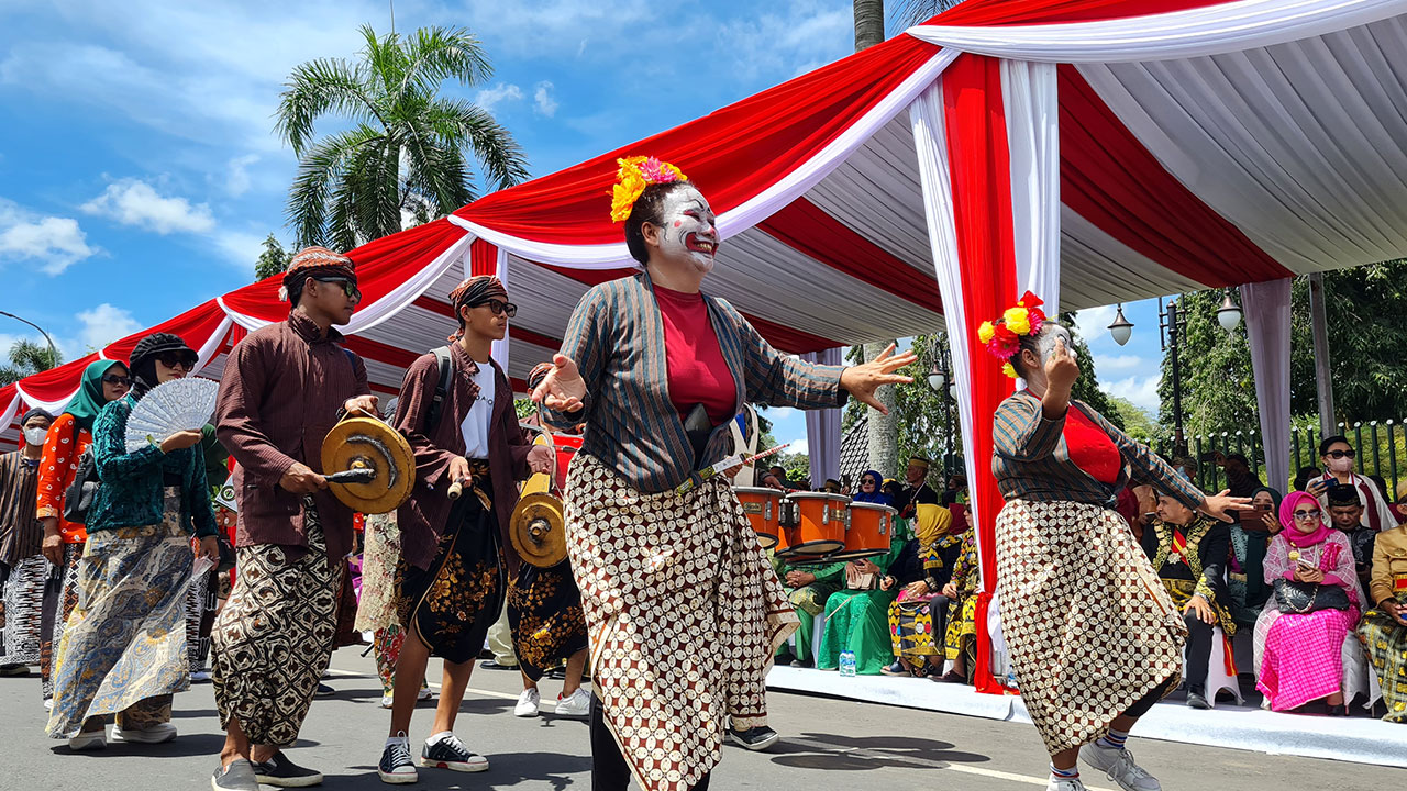 KARNAVAL: Barisan keprajuritan atau bregada mengawali pawai karnaval budaya. Disusul berbagai penampilan adat, budaya, dan kesenian dari berbagai daerah di Nusantara.(Naila Nihayah/Radar Jogja)