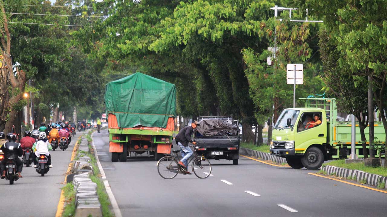 2023 MULAI DIBANGUN: Pengguna jalan melintas di Ring Road Barat kawasan Banyuraden, Gamping, Sleman, kemarin (13/12). Pembangunan tol Jogja-YIA nantinya dimulai dari junction atau simpang susun Sleman di Tirtoadi hingga YIA Kulonprogo, dengan melintasi Ri