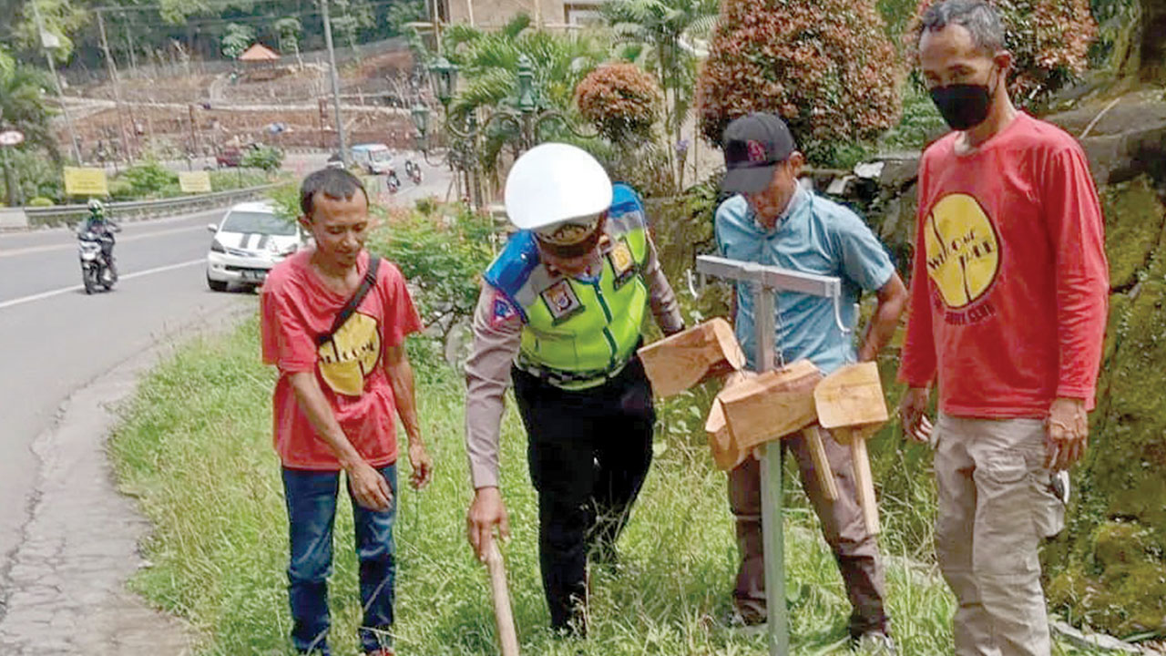 BUAR AMAN - Anggota kepolisian menyiapkan ganjal ban di lokasi rawan perbatasan Gunungkidul-Bantul akhir pekan kemarin.(dokumen Polres Gunungkidul for Radar Jogja)