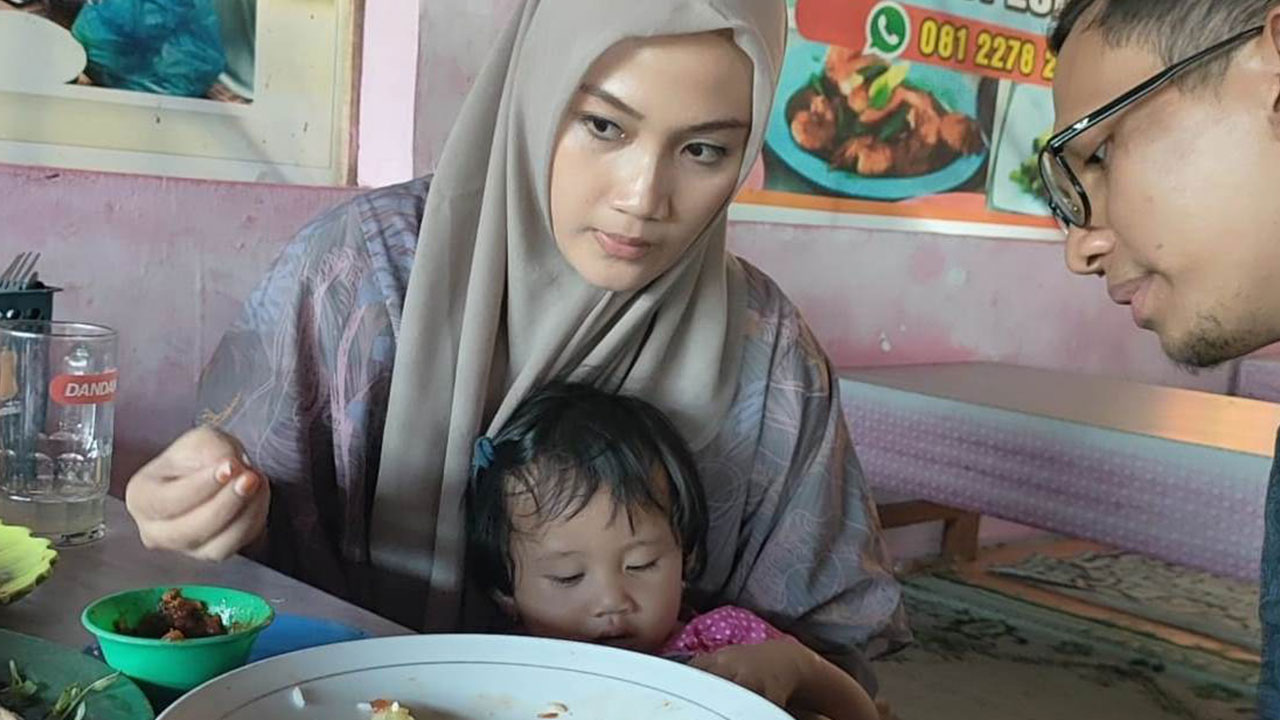 LEZAT: Pengunjung menikmati menu makanan baru di kedai Yu Gun di utara Laguna Pantai Glagah, kemarin.(HENDRI UTOMO/RADAR JOGJA)