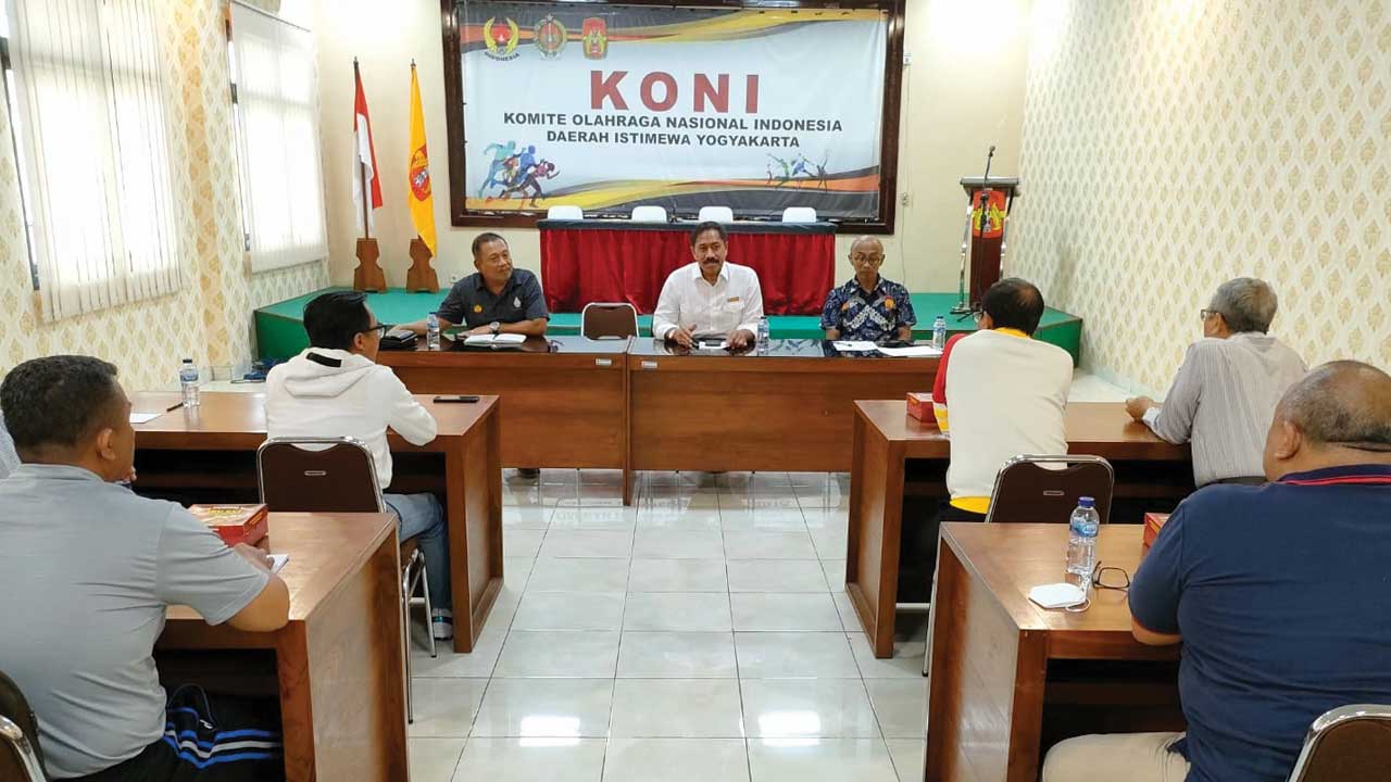 KONI DIJ menggelar Rapat Koordinasi Tuan Rumah Babak Kualifikasi PON 2023 dengan enam Pengda Cabor DIY di Gedung KONI DIJ pada Rabu (14/12). (Dok. KONI DIJ)