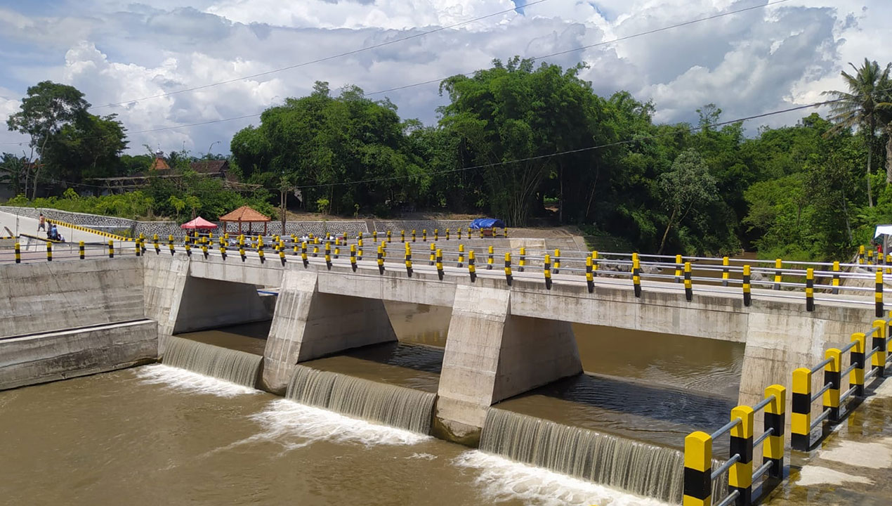 BARU: Bangunan sabo dam ini mampu menahan sedimen dari Gunung Merapi. Selain itu, juga dilengkapi jembatan penghubung antardesa, gazebo, tempat makanan, hingga area parkir.(Naila Nihayah/Radar Jogja)