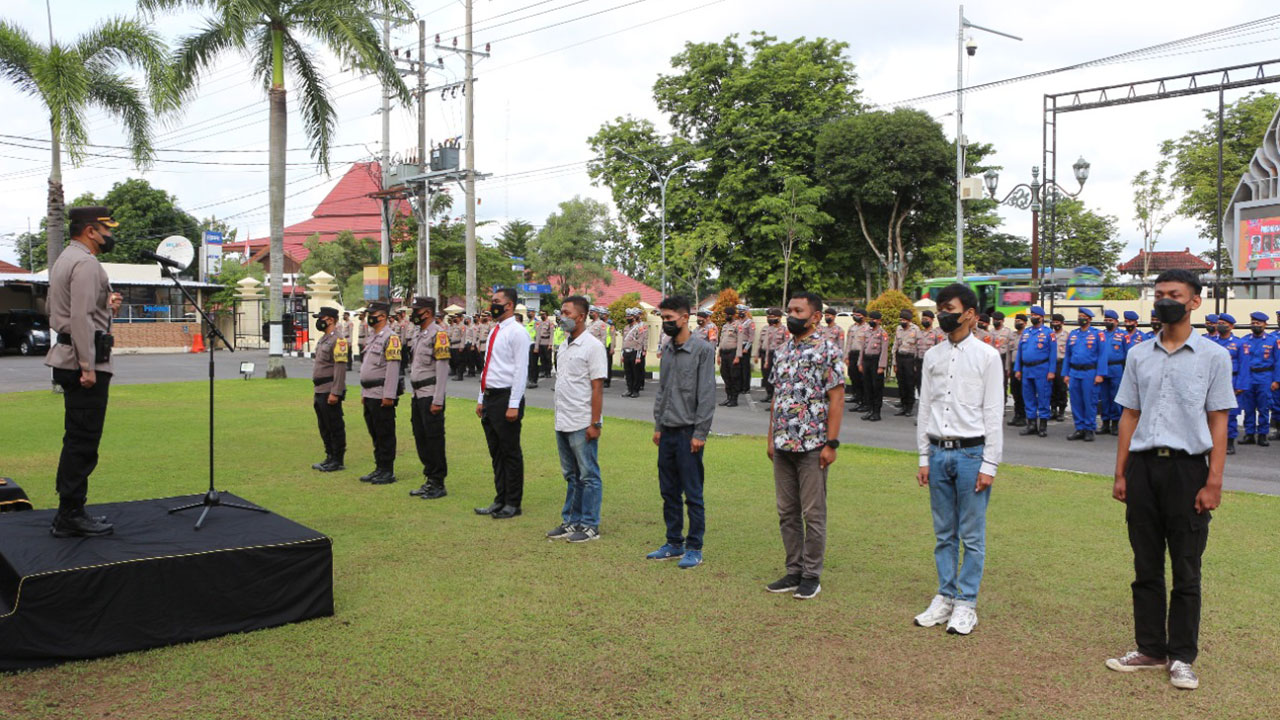 Kapolres Bantul AKBP Ihsan saat memberikan penghargaan kepada lima warga yang membantu polisi dalam menjaga kamtibmas di wilayah Polres Bantul pada Selasa (13/12).(DOKUMENTASI HUMAS POLRES BANTUL)