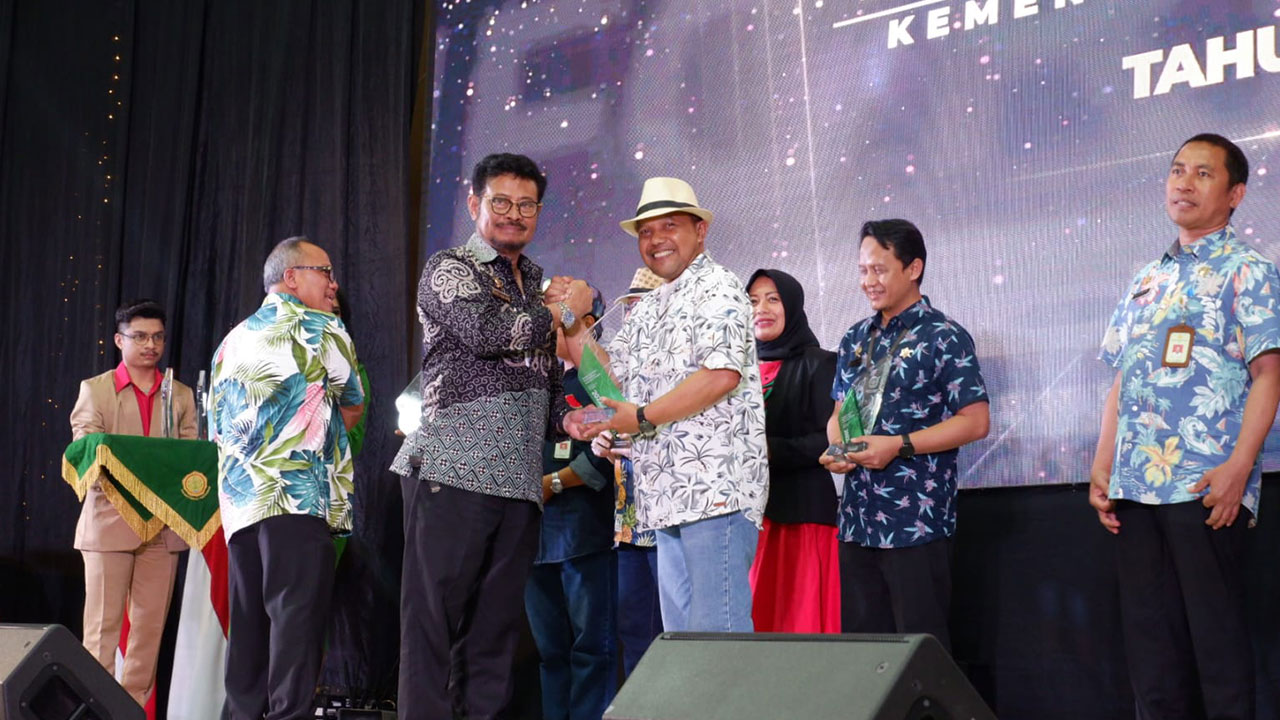 SALAM KOMANDO: Mentan Syahrul Yasin Limpo (kiri) menyerahkan Penghargaan KIP kepada Direktur Polbangtan YoMa Bambang Sudarmanto. (POLBANGTAN YoMa)