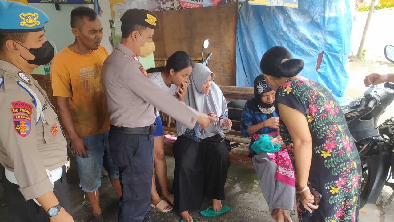Suasana saat penemuan bayi dan EP yang tengah mendapat perawatan di Puskesmas Kasihan I, Bantul.(DOKUMENTASI HUMAS POLRES BANTUL)