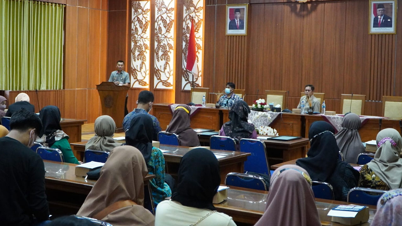 HALAL - Sosialisasi dan simbolis penyerahan sertifikat halal kepada pelaku UMKM di Gunungkidul berlangsung akhir pekan lalu.(GUNAWAN/RADAR JOGJA)
