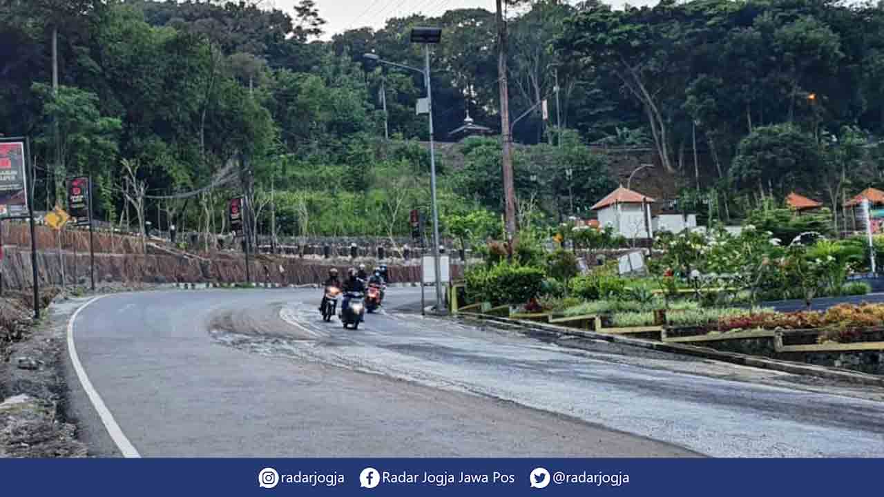 ILUSTRASI: Jalan di wilayah perbatasan Gunungkidul-Bantul, tepatnya tikungan Ngembes, Kalurahan Patuk, Kapanewon Patuk. (GUNAWAN/RADAR JOGJA)