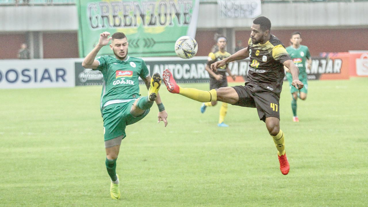 LEGEND: Salah satu penampilan Yevhen Bokhashvili (kiri) bersama PSS Sleman. Pemain kelahiran Ukraina ini pernah menjadi bagian dari PSS Sleman selama musim kompetisi 2019. (DOKUMEN RADAR JOGJA)