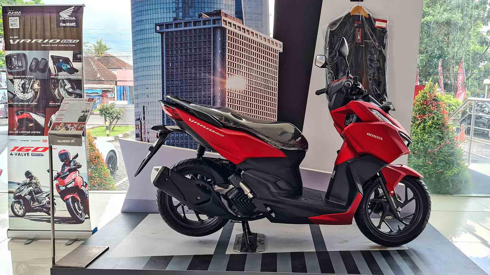 LARIS: Honda Scoopy yang terjual lebih dari 37.000 unit. Skutik dengan karakter fashionable ini tampil khas dengan fitur lampu depan LED Projector. (HONDA FOR RADAR JOGJA)