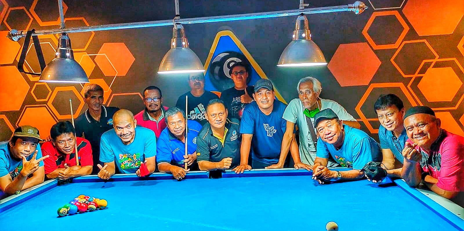 LATIH TANDING: Para peserta kompetisi biliar PWI DIY vs warga Condongcatur bersama Jani Sulistyo (tengah). (ISTIMEWA)