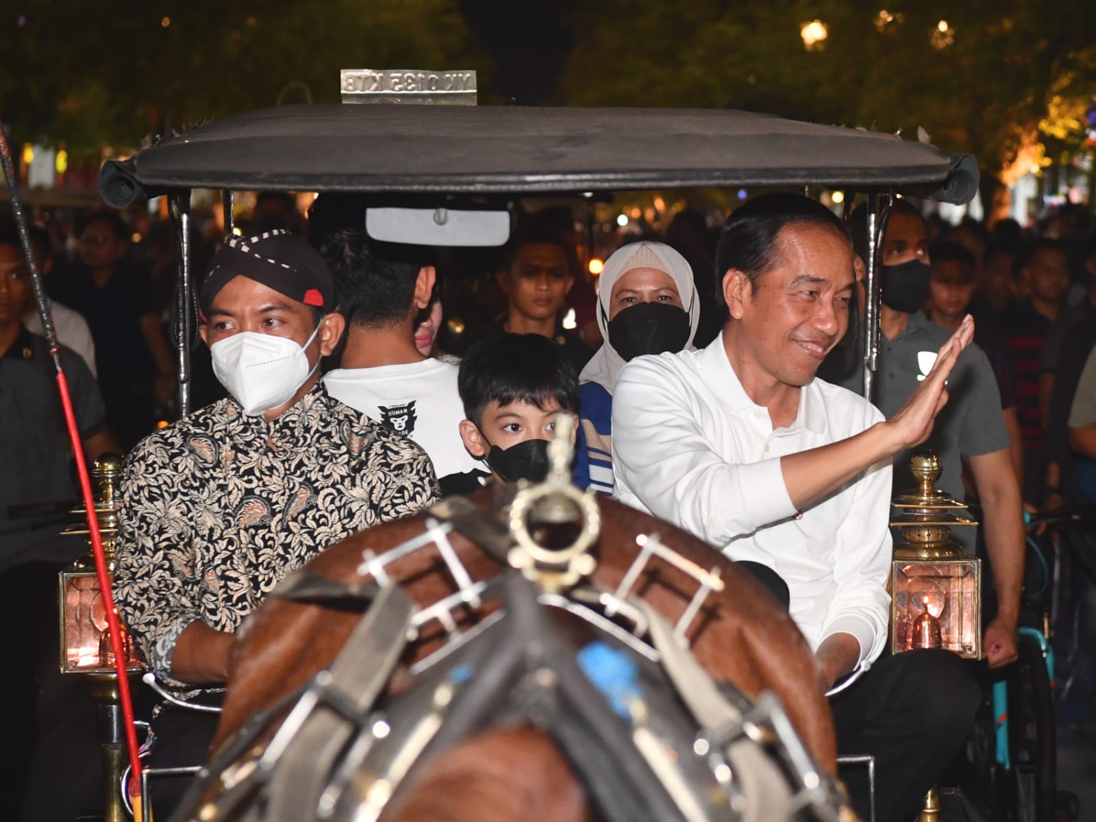 PIKNIK : Presiden Joko Widodo bersama keluarga menikmati malam menaiki andong berkeliling Jalan Malioboro, Kota Jogja, Sabtu malam (7/1). (RUSMAN BIRO PERS SETPRES)
