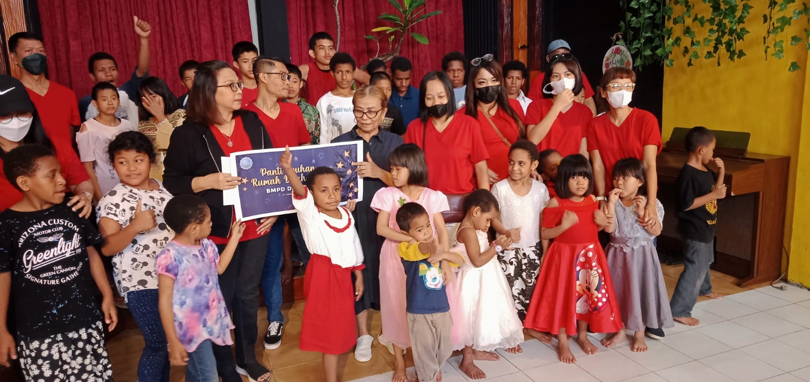 PEDULI : Umat Kristiani yang tergabung dalam BMPD DIJ berbagi kasih dengan memberi bantuan ke lima panti asuhan di Jogjakarta, Sabtu (7/1). (ISTIMEWA)