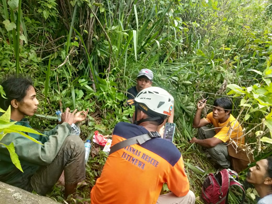 EVAKUASI : Sempat hilang sejak Senin (9/1), Nur Muhammad Badiri Syabeh (kiri) berhasil ditemukan relawan SAR Gabungan di sekitar Pos Srimanganti Merapi, Rabu siang (11/1). (SAR GABUNGAN for RADAR JOGJA)