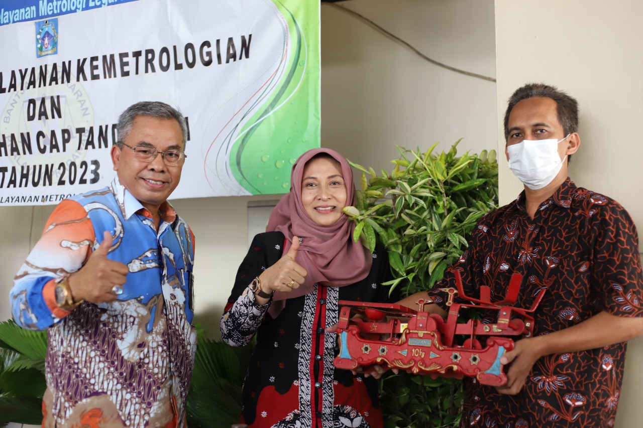 PROTEKSI : Tera ulang yang dilakukan oleh Disperindag Sleman, Jumat (13/1). (PEMKAB SLEMAN for RADAR JOGJA)