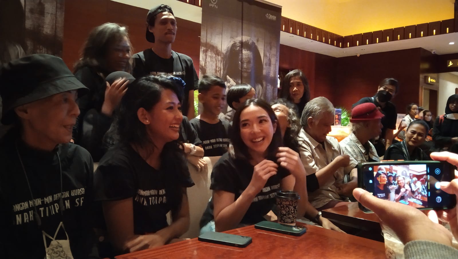 HOROR : Para pemain film Anak Titipan Setan. (ISTIMEWA)