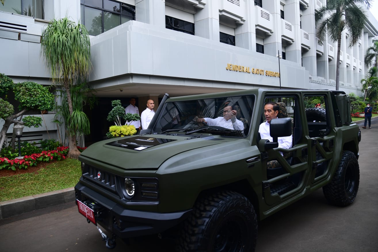 MANTAB : Presiden Jokowi menjajal Maung yang disupiri langsung oleh Menteri Pertahanan Prabowo Subianto. (Lukas - Biro Pers Sekretariat Presiden)