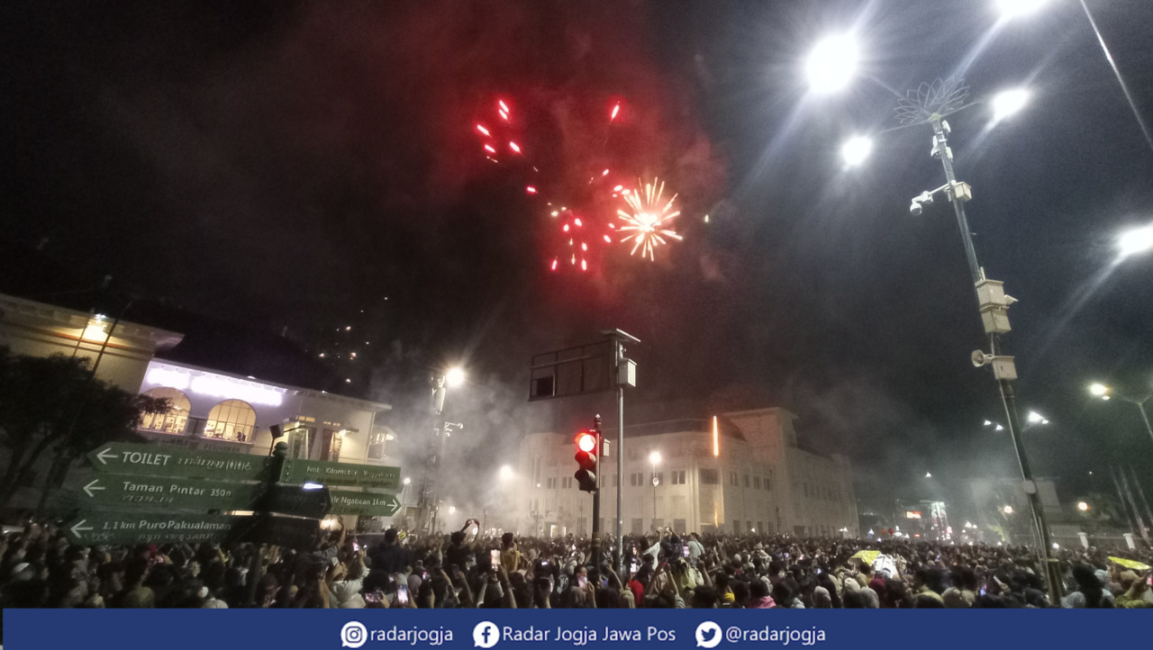 MERIAH : Perayaan puncak Tahun Baru 2023 di Titik Nol Kilometer Jogjakarta, Minggu (1/1). (DWI AGUS/RADAR JOGJA)