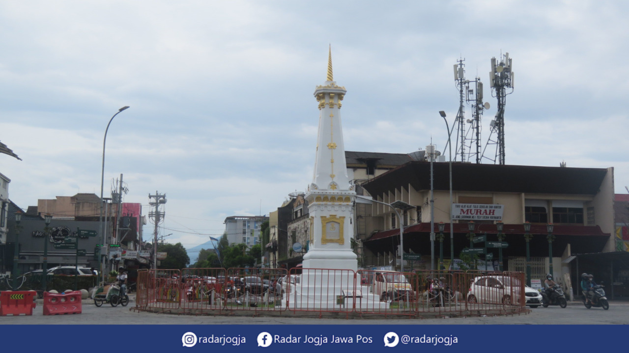 NORMAL : Warga tengah melintasi kawasan Tugu Pal Putih. (DWI AGUS/RADAR JOGJA)
