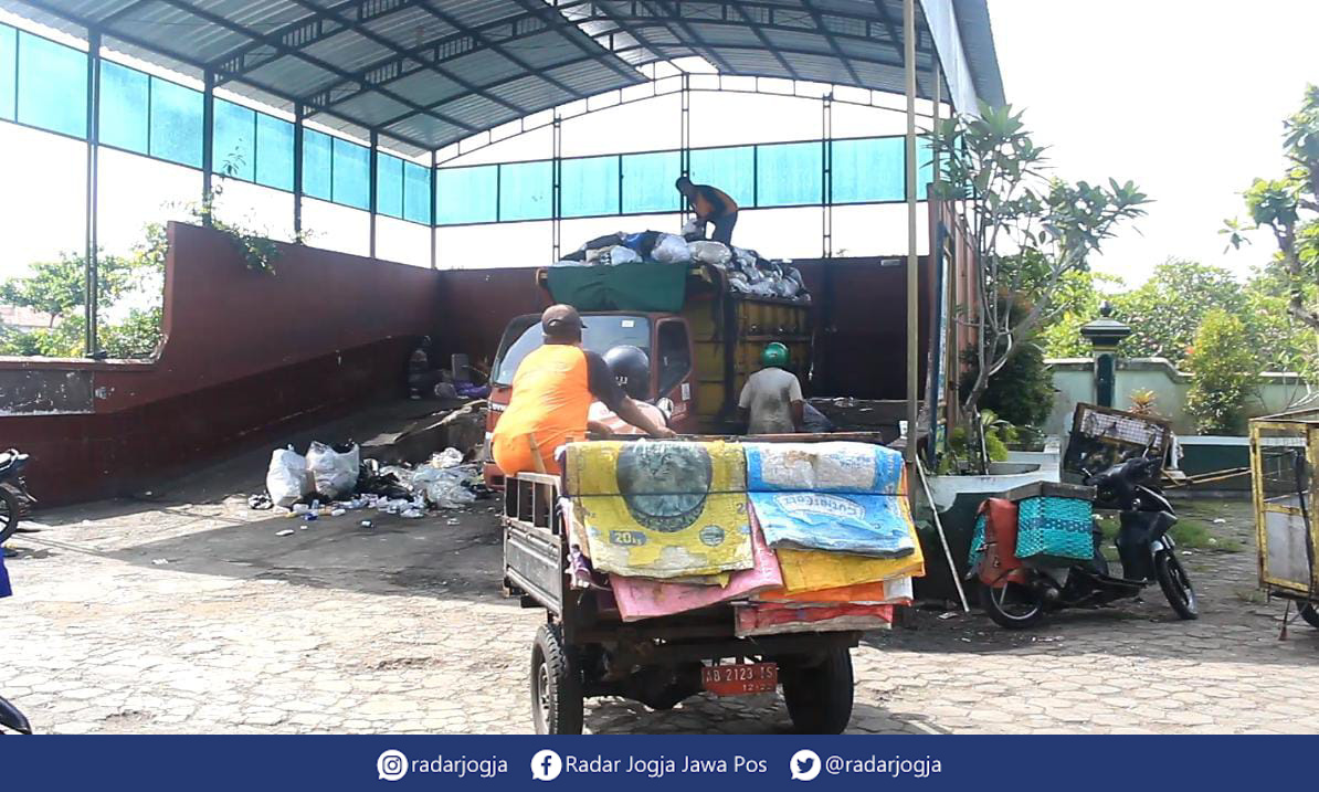 OLAH : Situasi Depo Sampah Utara Laya, Jalan Tompeyan, Tegalrejo, Kota Jogja, Senin (2/1). (ANNISSA KARIN/RADAR JOGJA)