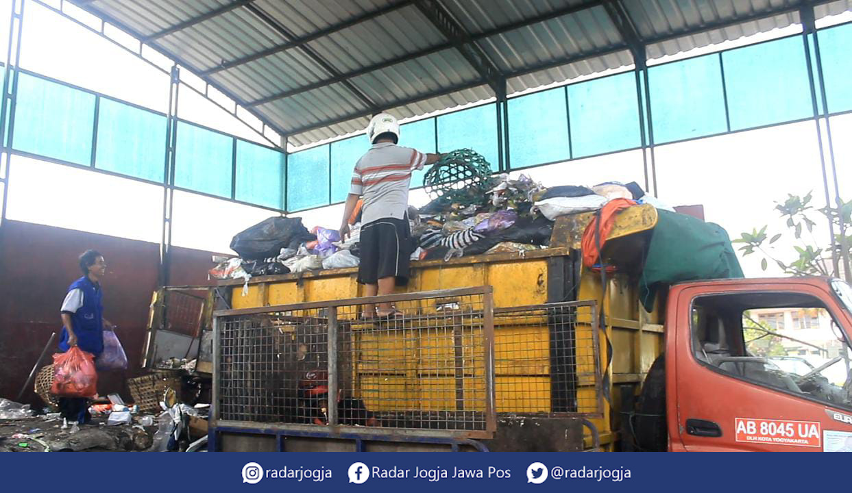 RUTINITAS : Pemilahan sampah dilakukan di Depo Sampah Utara Laya, Senin (2/1). (ANNISSA KARIN/RADAR JOGJA)