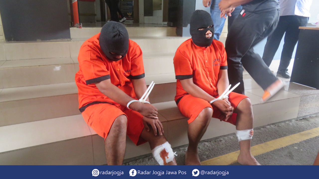 LESU : Kedua tersangka Syamsul Irawan Putra dan Jayadi Ntassir, pembobol rumah Jaksa KPK Wirobrajan berhasil ditangkap Ditreskrimum Polda DIJ. (DWI AGUS/RADAR JOGJA)