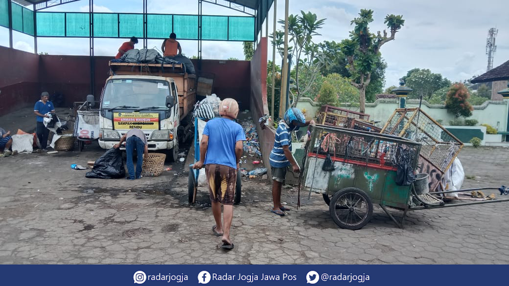 MERAPIKAN : Petugas pengangkut sampah tengah bekerja di Depo Sampah Utara Laya, Tegalrejo, Selasa (3/1). (ANNISSA KARIN/RADAR JOGJA)