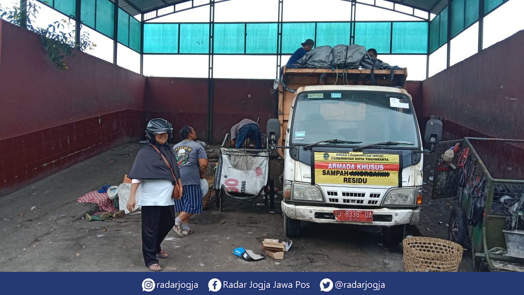 ANGKUT : Situasi Depo Sampah Utara Laya, Tegalrejo, Selasa (3/1). (ANNISSA KARIN/RADAR JOGJA)