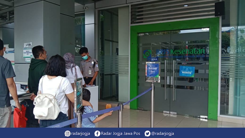 ANTRI : Masyarakat tengah antri untuk mendapatkan fasilitas pelayanan di BPJS Kesehatan Kantor Cabang Jogja, Rabu (4/1). (ANNISSA KARIN/RADAR JOGJA)