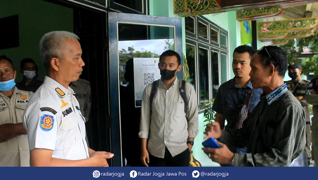 GAGAL : Pedagang Jalan Perwakilan dihentikan oleh Satpol PP saat hendak melakukan audiensi dengan jajaran Pemkot Jogja, Rabu (4/1). (ANNISSA KARIN/RADAR JOGJA)