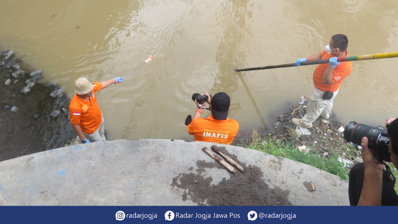 SUSUR SUNGAI : Tim Inafis Polda DIJ melakukan olah TKP di Sungai Winongo untuk kasus pencurian rumah Jaksa KPK, Kamis (5/1). (DWI AGUS/RADAR JOGJA)
