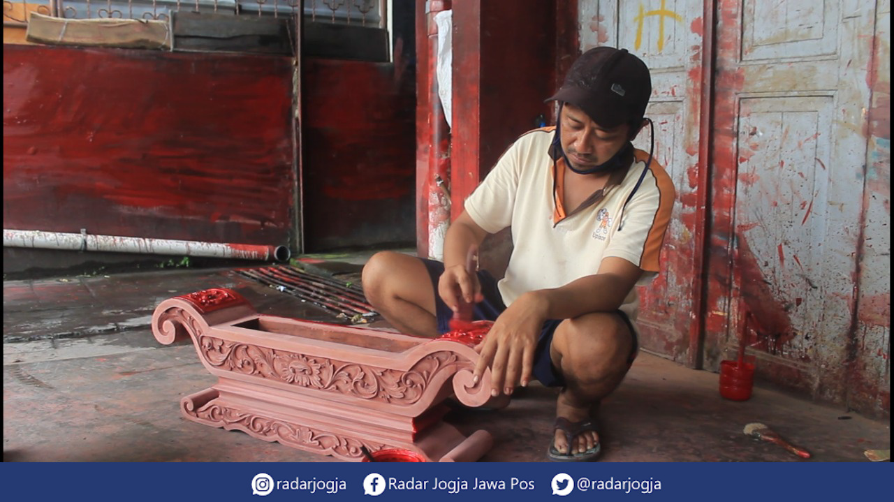 WARISAN : Proses pembuatan gamelan di Hadi Seno Gamelan Jalan Letjen Suprapto, Ngampilan, Kota Jogja, Kamis (5/1). (ANNISSA KARIN/RADAR JOGJA)