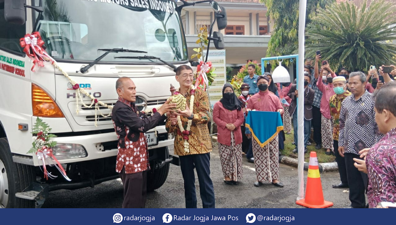 HEBAT: President Director HMSI Masato Uchida secara simbolis menyerahkan unit Tractor Head Truck sebagai media pembelajaran siswa kepada Kepala SMK N 2 Pengasih Sumarno, di Kompleks sekolah setempat, Jumat (6/1). (HENDRI UTOMO/RADAR JOGJA)