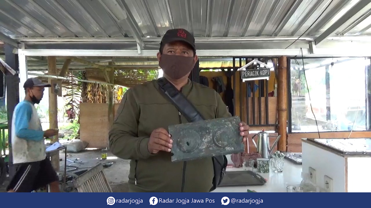 KREATIF : Warga RW 07 Bumijo Danang Wahyu Wibowo ubah sampah plastik jadi batako di workshop miliknya di Ngaglik, Sinduadi, Mlati, Sleman, Senin (9/1). (ANNISSA KARIN/RADAR JOGJA)