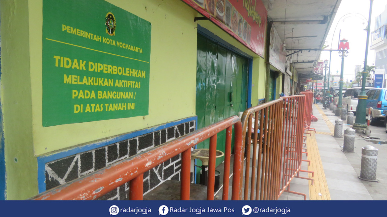 KOSONG : Kondisi kios PKL jalan Perwakilan pasca pengosongan, Senin (9/1). (DWI AGUS/RADAR JOGJA)