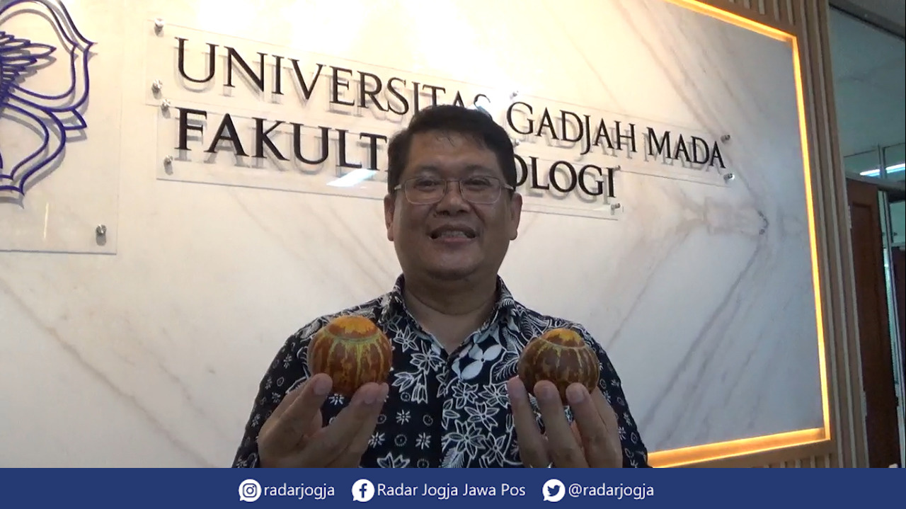 ALAMI : Salah satu inovasi Dekan Fakultas Biologi UGM Budi Setiadi Daryono yaitu Gama Melon Parfum saat ditunjukkan di Fakultas Biologi UGM, Senin (9/1). (ANNISSA KARIN/RADAR JOGJA)