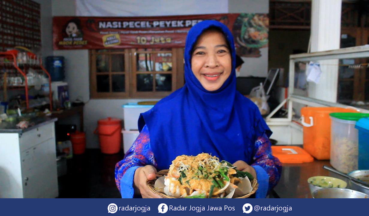 ENAK : Alfiaturohmah pemilik Pecel Pasir Mbok Pedes menujukkan satu porsi pecel dengan opak pasir, Selasa (10/1). (ANNISSA KARIN/RADAR JOGJA)