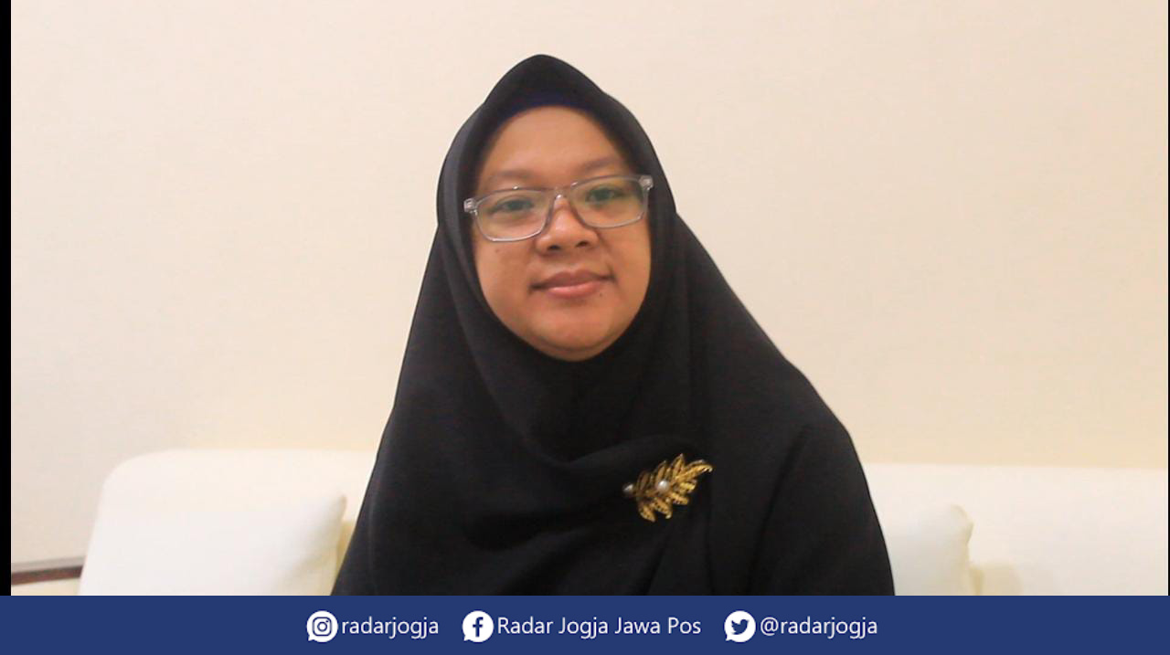 SOSOK : Pengawas Farmasi dan Makanan, Kelompok Substansi Farmasi dan Kesehatan Makanan Minuman, Bidang Sumber Daya Kesehatan Dinkes Sleman Agustin Tuti Riana saat diwawancara di Kantor Dinkes, Kamis (12/1). (ANNISSA KARIN/RADAR JOGJA)