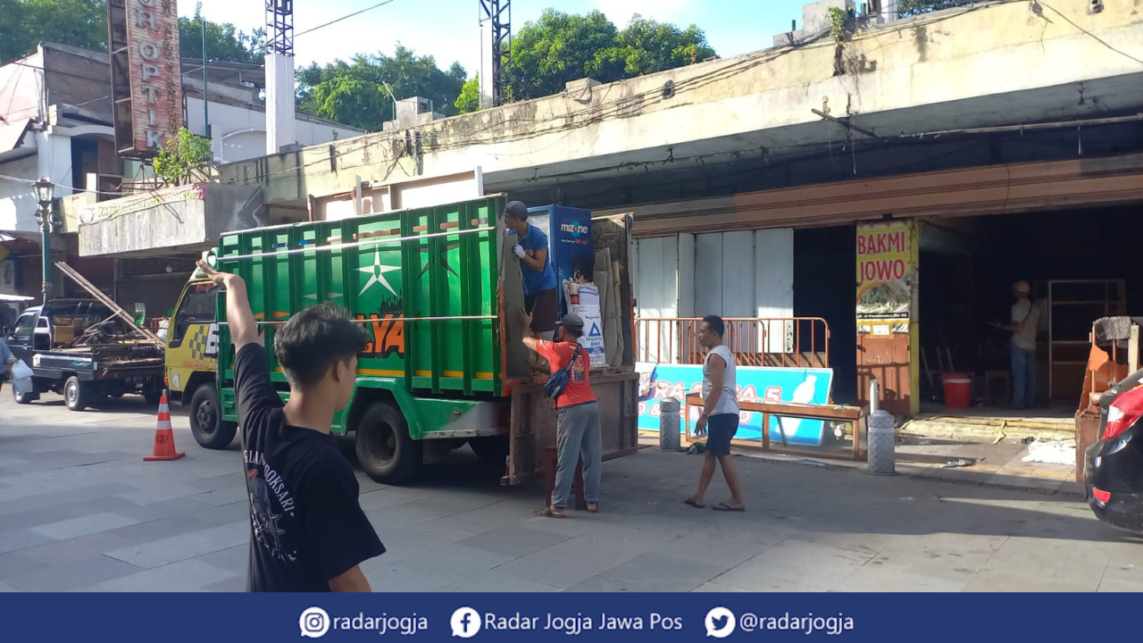 NYICIL : Para pedagang kaki lima Jalan Perwakilan Malioboro mulai membongkar lapak mereka, Kamis (12/1). (DWI AGUS/RADAR JOGJA)