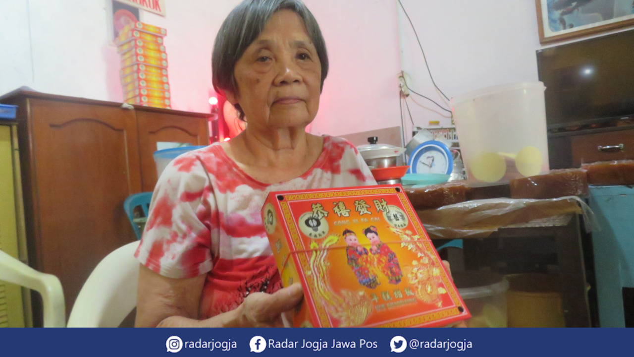 KHAS IMLEK : Sulistyowati, 77, menjadi salah satu pelestari kue keranjang di Jogjakarta dengan nama Kue Keranjang Lampion. (DWI AGUS/RADAR JOGJA)