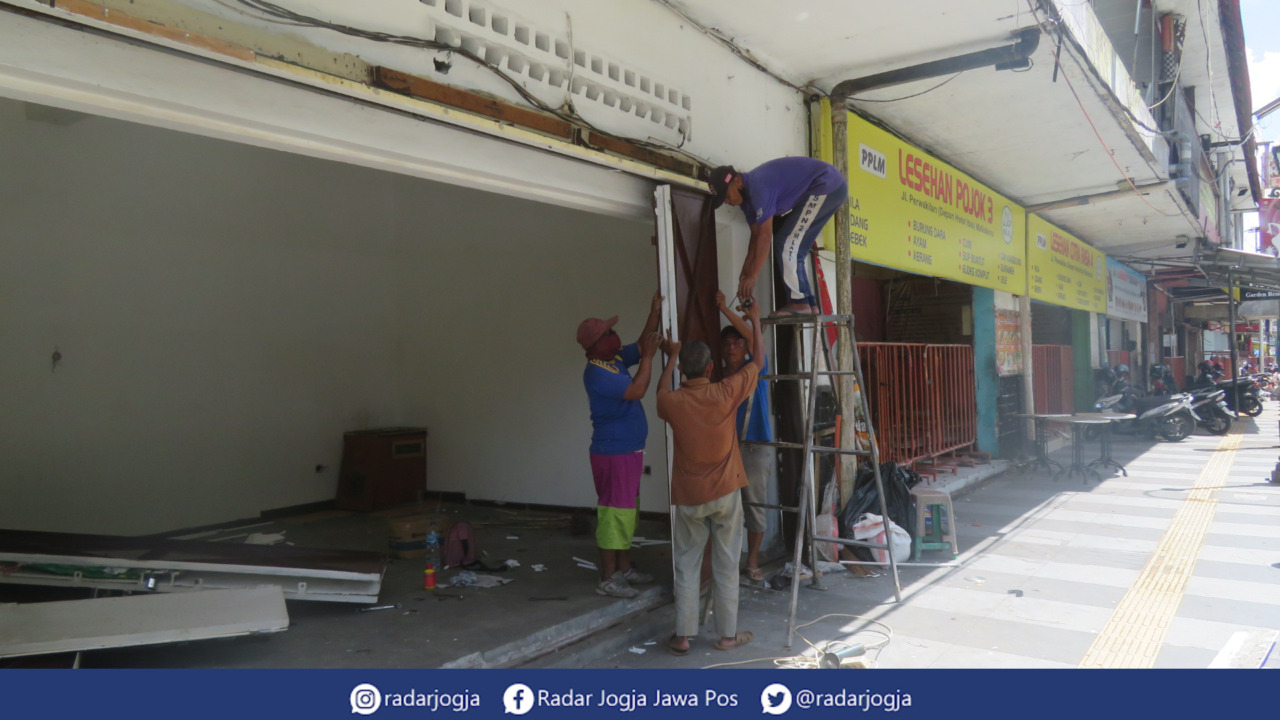 KUKUTAN : Para PKL Jalan Perwakilan tengah mencopoti sejumlah inventaris lapak, Senin (16/1). (DWI AGUS/RADAR JOGJA)