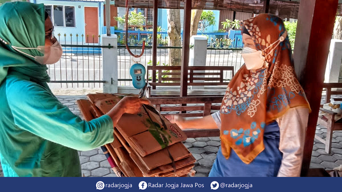 TRANSAKSI : Aktivitas penimbangan di Bank Sampah Delima, Senin (16/1). (ANNISSA KARIN/RADAR JOGJA)
