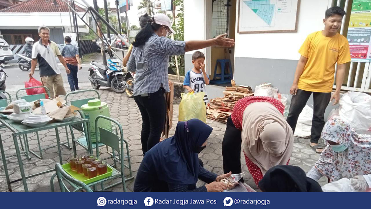 MEMILAH : Aktivitas bank sampah berbasis RT di Kelurahan Kricak, Senin (16/1). (ANNISSA KARIN/RADAR JOGJA)